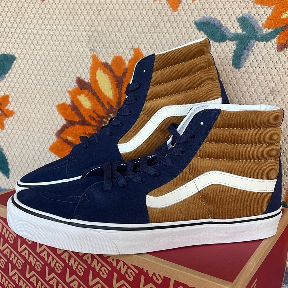 Vans WMNS Sk8-Hi
Mini Cord Blue/Brown
VN0007NS0BO
Sneakers - Picture 8 of 16